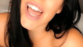 Brunette Amateur MILF Masturbates