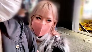 金髪ショートヘアギャル系美女がM字開脚でクンニと手マンされて愛液ピチャピチャ