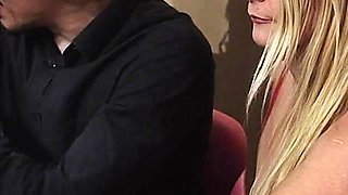 Corno Esta Distraido Fechando Negocios Enquanto Eu Entro Embaixo Da Mesa Para Chupar O Pau Do Parceiro