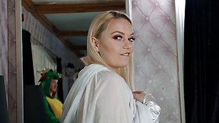 Blonde Sandra Sweets Plans Derail into Hardcore Pounding with Daddy in Spartan Cosplay