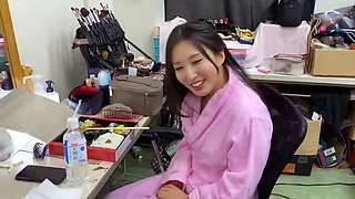 Stunning amateur babe licks agent