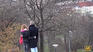 Hunt4k. a la pelirroja le gusta dar sexo por dinero frente a su novio