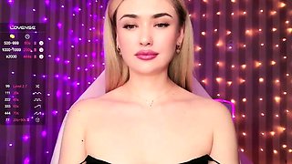 Amateur Webcam Cute Teen Plays Solo with Big