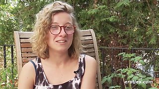 Die Schone Zirkusartistin Manu Zeigt Eine Heibe Nummer Mit Sich Selbst