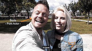 Flashy Amy Douxxx and Petite Blonde's deutsch trailer