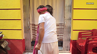 Desi Indian Doodhwala Fucks Desi Indian Horny Bhabhiji Outdoor When Her Husband Not at Home ( Hindi Audio )