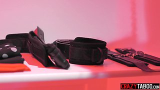 Submissive Maya Woulfe used by lesbians