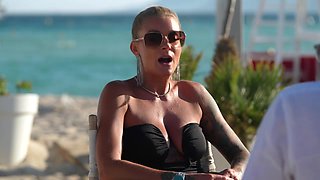 Prescilia and Carollina go to see one of the employees - Jacquie et Michel TV