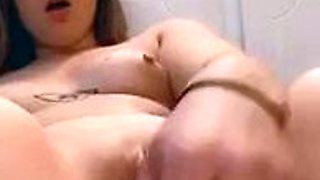 Cutie squirts for Daddy