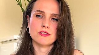 Amateur brunette babe fingering in solo masturbation