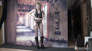 Izzy Delphine - 03 - Photoshoot Backstage