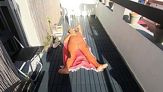 Surprise Cumshot in GF's Mouth During Sunbathing