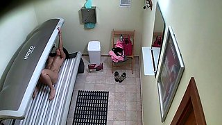MILF playing with her pussy in solarium