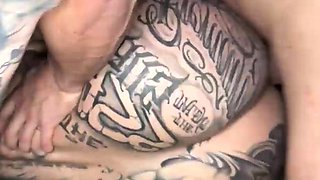 Thawany Alves, uma brasileira sensual, performa em cena