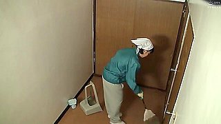 B3H0302- Cleaning lady&#039;s mature wife is by a young man to suck cock