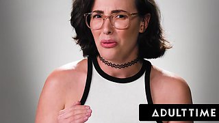 Gorgeous slut loves to play with her pussy until she cums