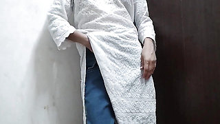 Desi aunty ko saman dene ke bahane pel diya