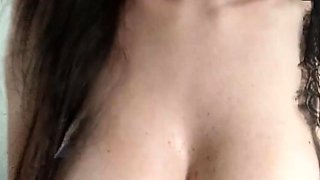 Uma mulher com corpo perfeito experimentando uma underwear