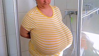 This large amateur cam girl has some very big boobs