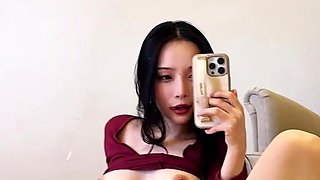 Babe With Big Boobs Masturbates