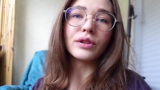 Solo beauty gets to masturbate and squirt in a semi-public spot
