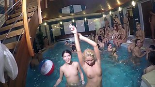 Amateur women fuck guy in amateur group sex porn