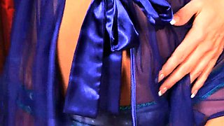 Big boob brunette masturbates on webcam