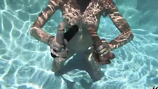 Seductive Cougar Sofie Marie Masturbates Underwater