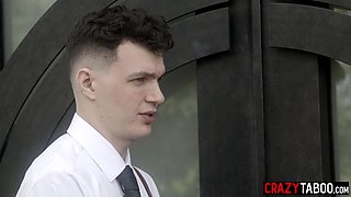 Dee Williams shows guys a right way