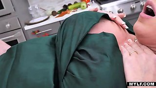 Hot thick cougar Dee Williams thanksgiving fantasy pound for teenager aficionado