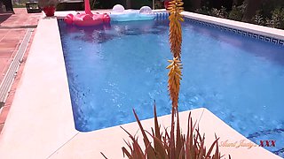 2 Old Mature Lesbians Outdoors by the Pool - Melody And Raz - Auntie has Lesbian sex