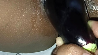 Desi bhabhi ko brinjal bahut pasand hai, aaj phir bhabhi ne brinjal se chudaiye mere se karwai mere se karwai