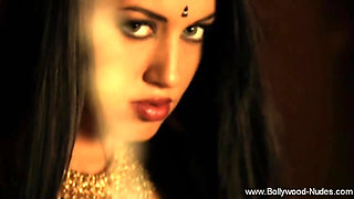 Deva Dassis Shows Off Her Belly
