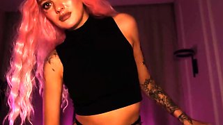 Alt bombshell gives BF's bestie a muddy footjob to settle