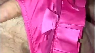 Lars Damberger wichst in pinker Satin frauenunterwäsche