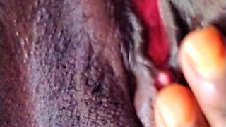 Hottysexy African Queen squeezing her pinky pussy