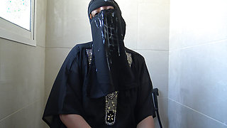 Moroccan beurette from Marseille big cock cumming all over her hijab