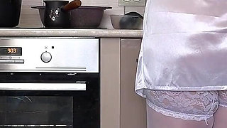 A Mature Wife Without Panties Makes Me Breakfast. and a Home Cam Watches. a Chubby MILF Behind the Scenes.