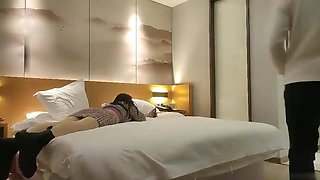 One duck and Tanhua made an appointment with two beautiful young women to fly together