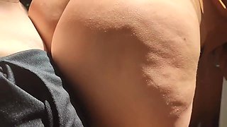 Peguei No Flagra Essa Gostosa Fazendo Xixi Na Praia, Ela Me Viu E Quis Mamar