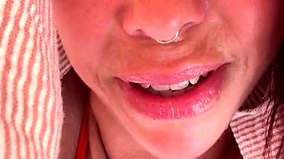 Amateur housewife pussyrubs while jerking POV