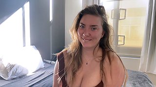 Masturbating blonde babe plays with toys for the sexcam