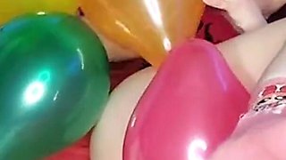 Pelirroja Caliente Se Excita Con Su Cama Llena De Globos! Looner Fetish