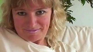 Amateur, a bit older slut masturbates in pantyhose