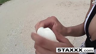 NipponHD : Japanese hottie blows her man at the beach