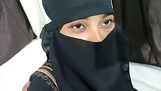 Muslim Housewife was fucked by home owner