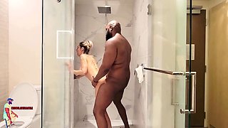 Chocolatebeast Bathroom Fuck-a-thon w/ Persian Cougar Venice Run away