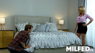 Cheating cougar tempts the teenager delivery boy - milfed