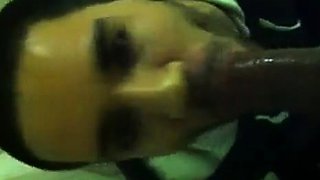 Chupando Rolo no Banheiro - Sexo Oral Amador