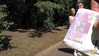 Hunt4k. ella casi pierde su billetera pero encontró sexo alocado